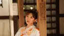 Liburan ke Jepang memang kurang rasanya bila belum jalani pemotretan mengenakan kimono maupun yukata. Banyak selebriti Indonesia saat jalani liburan ke Jepang, pasti menyempatkan waktunya untuk jalani pemotretan dengan busana khas Negeri Sakura tersebut. (Liputan6.com/IG/@livyrenata)