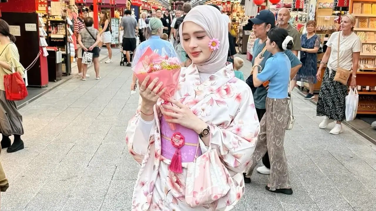 6 Gaya Inara Rusli Liburan di Jepang, Tampil Modis dengan Warna Pastel