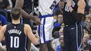 Pebasket Orlando Magic, Bismack Biyombo dan Aaron Gordon, menghadang pebasket Golden State Warriors, Jordan Bell, pada laga NBA di Stadion Amway Center, Sabtu (2/12/2017). Warriors menang 133-113 atas Magic. (AP/Phelan M. Ebenhack)