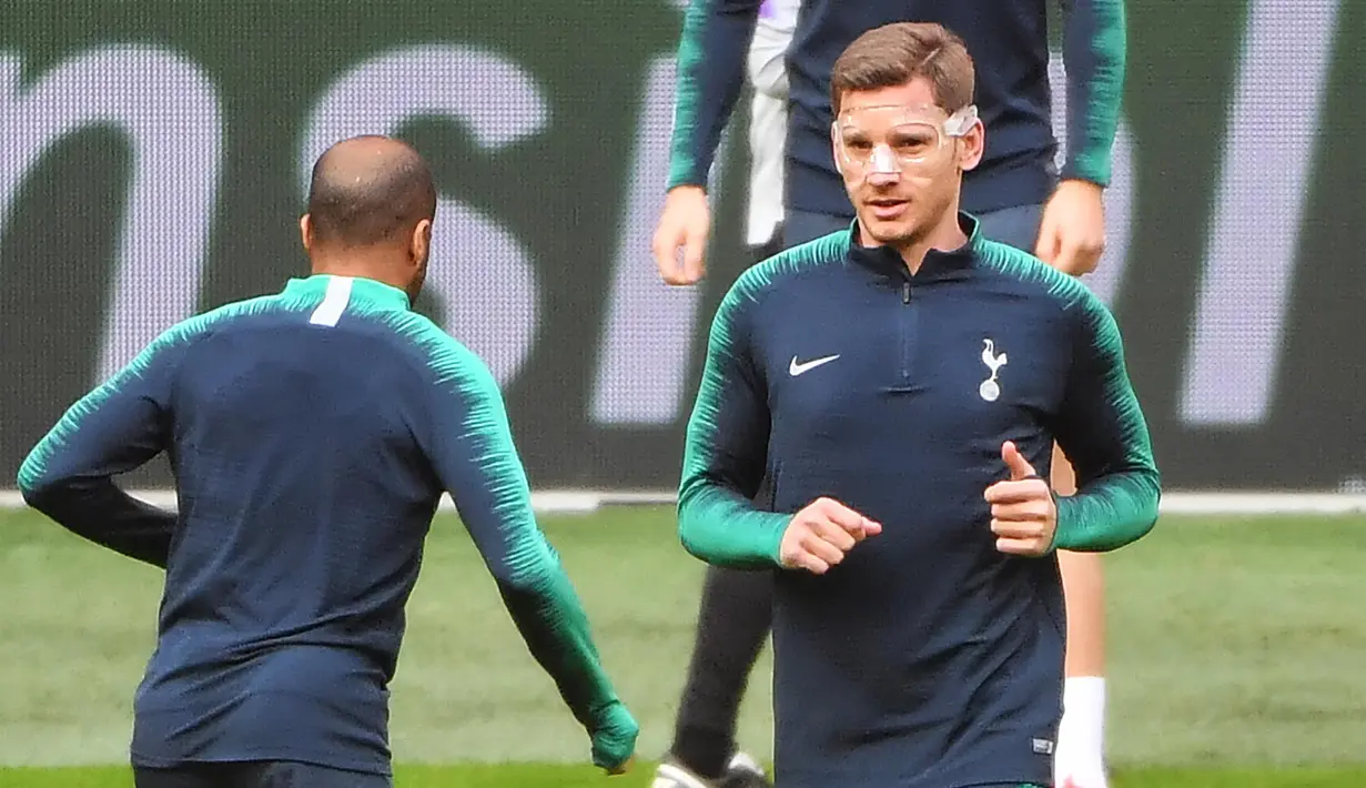 Bek Tottenham Hotspur, Jan Vertonghen, saat sesi latihan jelang laga semifinal Liga Champions di Stadion Johan Cruyff, Rabu (8/5). Tottenham Hotspur akan menghadapi Ajax Amsterdam. (AFP/Emmanuel Dunand)