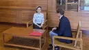 Mantan pemimpin sipil yang ditahan Aung San Suu Kyi bertemu dengan perwakilan tetap Komite Internasional Palang Merah (ICRC) untuk Myanmar Arnaude de Baecque di Naypyidaw, Myanmar, Senin, 3 Agustus 2026. (AFP/ Biro Pers dan Informasi Kepresidenan Myanmar )