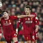 Pemain Liverpool, Neco Williams, duel udara dengan pemain Everton, Richarlison, pada laga Piala FA di Stadion Anfield, Minggu (5/1/2020). Liverpool menang 1-0 atas Everton. (AP/Jon Super)