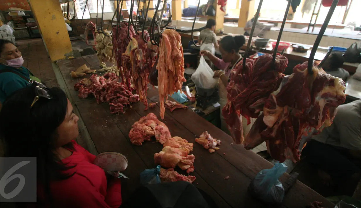 Aktivitas jual beli daging sapi di Pasar Beringharjo, Yogyakarta, Kamis (9/6). Hari keempat bulan Ramadan, harga daging sapi di pasar tradisional merangkak tinggi hingga menembus harga Rp120.000 per kilogram. (Liputan6.com/Boy Harjanto)