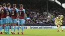 Martin Odegaard. Gol tunggalnya via tendangan bebas  saat Arsenal menang 1-0 atas tuan rumah Burnley selain membawa The Gunners meraih kemenangan keduanya secara beruntun, juga sebagai jawaban atas cibiran terhadap pihak-pihak yang meragukan keputusannya gabung Arsenal. (AFP/Lindsey Parnaby)