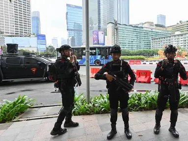 Personel polisi dari Korps Brigade Mobil berjaga-jaga di hari terakhir kampanye di Jakarta pada 10 Februari 2014. (ADEK BERRY/AFP)