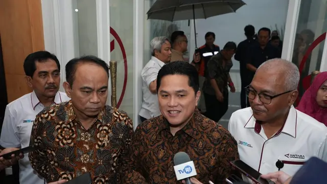 Menteri Badan Usaha Milik Negara (BUMN) Erick Thohir meresmikan gedung Antara Heritage Center (AHC), di kawasan Pasar Baru, Jakarta, Selasa (14/5/2024). (Arief/Liputan6.com)