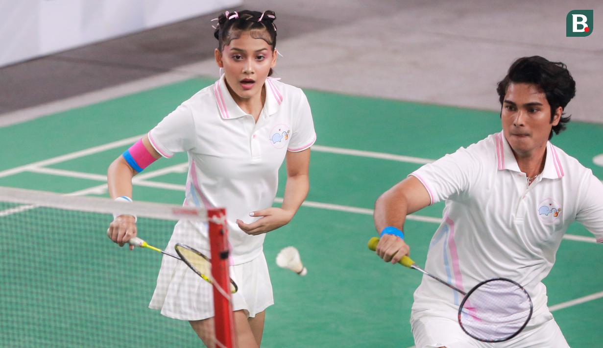 Pasangan selebritas Indonesia, Cinta Brian (kanan) dan Callista Arum berusaha mengembalikan kok saat laga bulu tangkis nomor ganda campuran Turnamen Olahraga Selebriti Indonesia (TOSI) di GOR UNJ, Rawamangun, Jakarta, Minggu (30/07/2023). Cinta/Callista berhasil menjadi juara setelah mengalahkan pasangan Vicky Nitinegoro dan Hesti Purwadinata dua set langsung (21-15, 21-15) pada babak final. (Bola.com/Bagaskara Lazuardi)