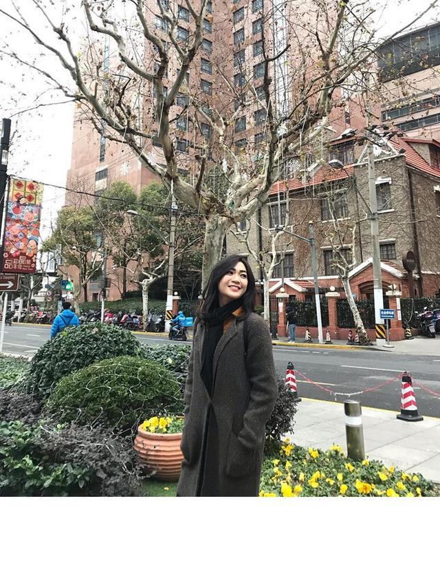 7 Gaya Cyndyana Lorens Adik Kriss Hatta saat Liburan di Luar Negeri, Tampil Stylish