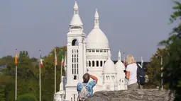 Para turis mengambil foto di Taman Mini Eropa di Brussel, Belgia, pada 22 September 2020. Taman itu menyuguhkan versi miniatur dari berbagai lokasi wisata di Eropa. Taman Mini Eropa dibuka kembali pada Mei 2020 dengan menerapkan langkah-langkah pencegahan penyebaran COVID-19. (Xinhua/Zheng Huansong)