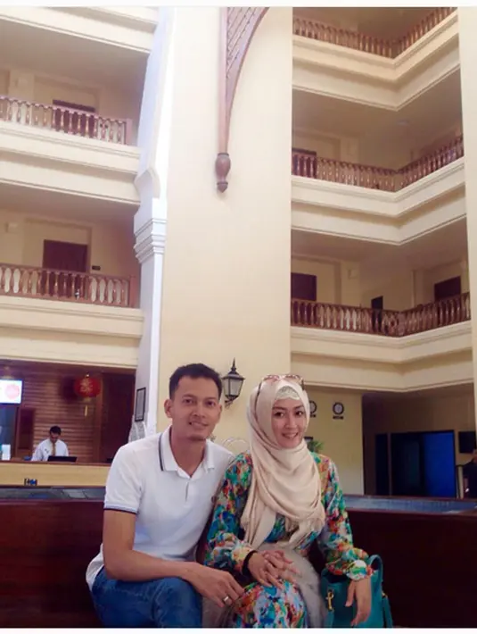 Pemeran dalam film 'Ayat-Ayat Cinta 2' ini tidak lupa bersama keluarganya berlibur dikawasan Bukit Tinggi yang terkenal dengan Jam Gadang. (Instagram/ @fedinuril)