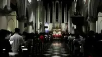 Ribuan umat Katolik melakukan ibadah misa Natal di Gereja Katedral hingga gereja di Mereauke tak bisa menampung jemaat.