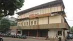 Suasana depan Atoom Theatre di kawasan Citeureup Kabupaten Bogor, Jawa Barat, Rabu (30/10/2019). Bioskop yang terbengkalai dari 1998 rencananya akan dijadikan pemutaran film karya sineas muda Joko Anwar dengan judul Perempuan Tanah Jahanam. (Liputan6.com/Herman Zakharia)