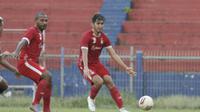 Dua bek Persik Kediri untuk Liga 1 2021/2022, Andri Ibo dan Aldo Claudio. (Bola.com/Gatot Susetyo)