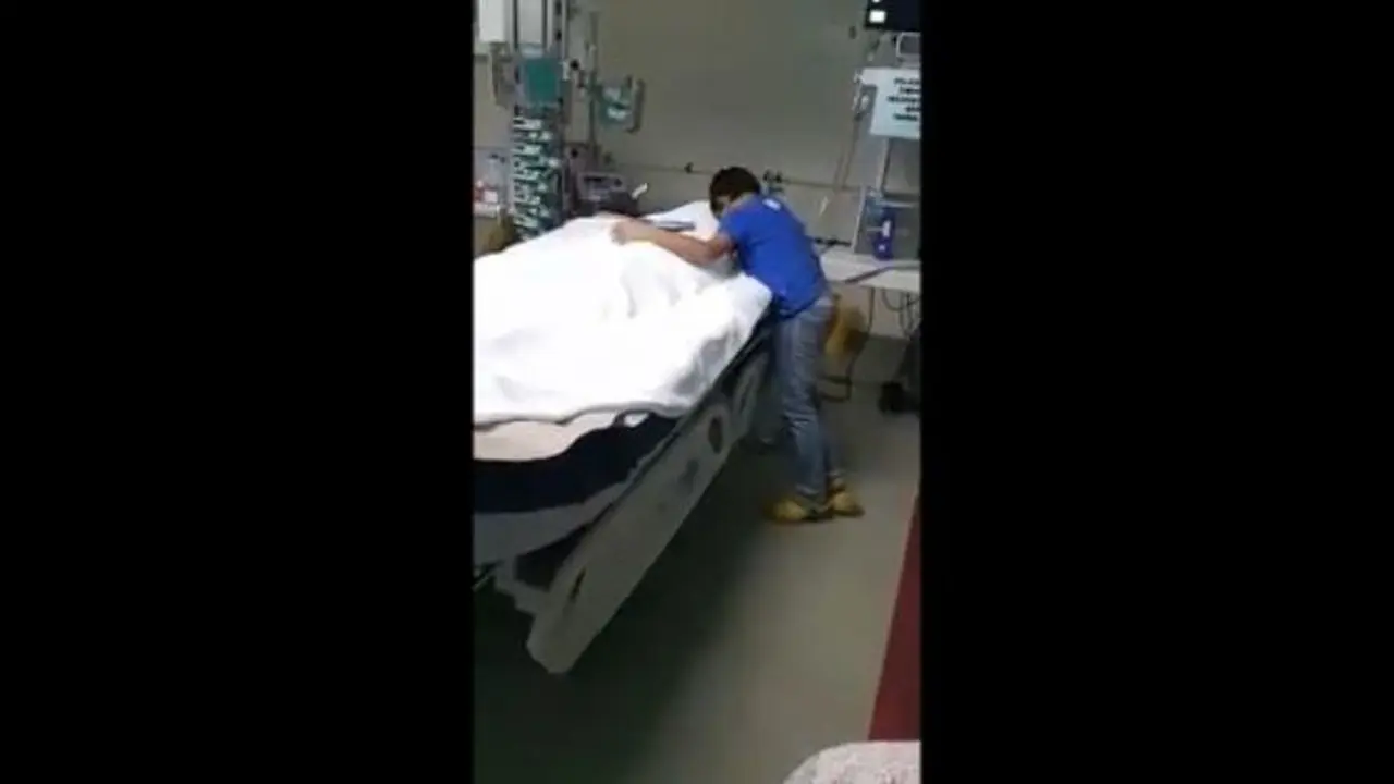 Ribuan orang menangis lihat video ini, anak kecil ini tak mau meninggalkan jenazah ibunya