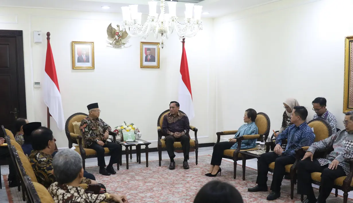 Suasana pertemuan Wakil Presiden Ma'ruf Amin dengan jajaran direksi SCM di Kantor Wakil Presiden, Jakarta, Senin (20/1/2020). Kunjungan SCM tersebut untuk bersilaturahmi serta mengenalkan program program SCTV dan Indosiar. (Liputan6.com/Angga Yuniar)