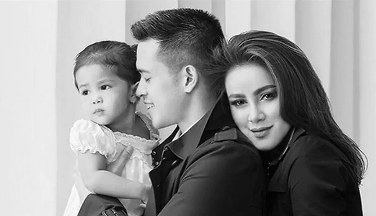 Olla Ramlan tak hanya dikenal sebagai selebriti, namun dengan tampilannya yang glamor ia juga terkenal sebagai sosialita di Indonesia. Punya hobi mendandani anak perempuannya, Olla disebut mewariskan bakat sosialitanya ke anak. (Instagram/ollaramlanaufar)