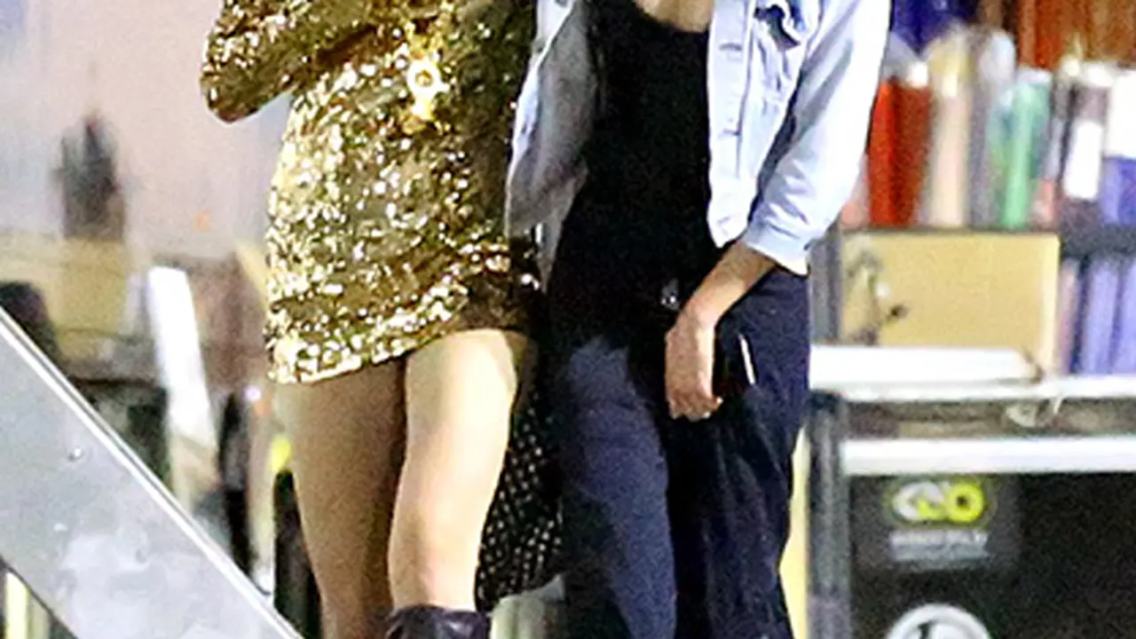 Miley Cyrus dan Stella Maxwell