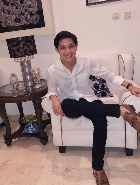 Lebih rapi, kemeja putih polos ala cowok kelahiran Jakarta ini bisa jadi inspirasi untuk kamu yang mau terlihat lebih dewasa. Untuk pergi ke acara yang lebih formal, pakai kemeja polos dipadukan dengan loafers coklat bisa bikin kamu makin hits. (Liputan6.com/IG/@teukurassya)