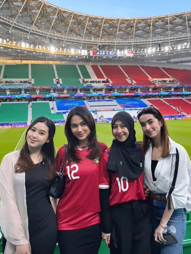 7 Potret Azizah Salsha dan Adiba Khanza Dukung Suami Lawan Jepang di Qatar
