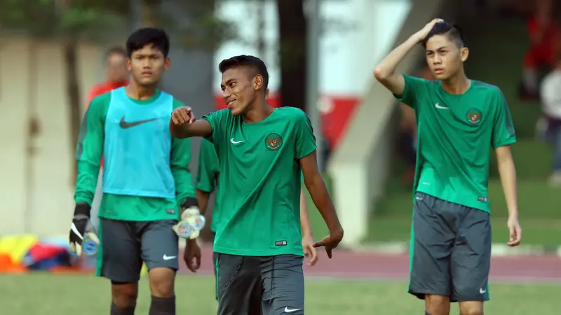 Hamsa Lestaluhu (tengah) terkena cedera saat Timnas Indonesia U-16 menghadapi Persija Pusat pada uji coba di Lapangan Atang Sutresna, Jakarta, Selasa (4/7/2017). 