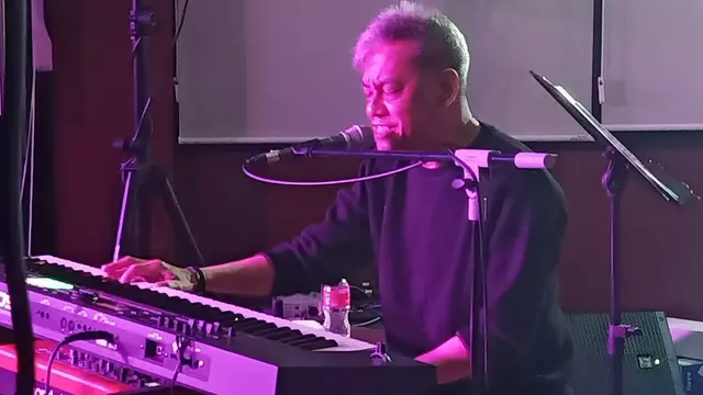 Fariz RM saat menggelar konser di Deheng Hills Bogor
