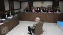 La Nyalla Mattaliti mendengarkan pembacaan dakwaan pada sidang perdana di Pengadilan Tipikor Jakarta, Senin (5/9). La Nyalla diduga menggunakan dana hibah Kadin Jatim Rp 5,3 M untuk membeli saham publik di Bank Jatim pada 2012. (Liputan6.com/Helmi Afandi)