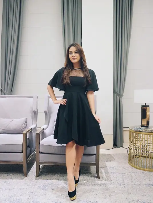 Tidak jarang gadis kelahiran 10 Juli 1998 ini menerima komentar pedas dari warganet lantaran penampilannya yang dinilai kurang sopan dan terlalu tua. (Foto: instagram.com/aurelie.hermansyah)