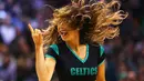 Anggota Celtics Dancers beraksi saat jeda pertandingan basket NBA antara Boston Celtics dan Toronto Raptors di Stadion TD Garden, Boston, Massachusetts, AS, (23/3/2016). (Getty Images/AFP/Maddie Meyer)