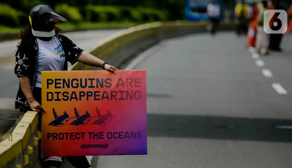 Aktivis Greenpeace mengenakan topeng penguin saat menggelar aksi dalam car free day di kawasan Thamrin, Jakarta, Minggu (9/2/2020). Mereka mengajak pemerintah untuk berpartisipasi dalam mewujudkan Perjanjian Laut Internasional (Global Ocean Treaty). (Liputan6.com/Faizal Fanani)