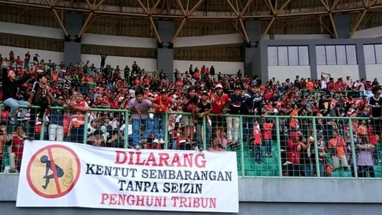 6 Spanduk Nyeleneh di Pertandingan Persija VS PSIS Ini Bikin Salah Fokus