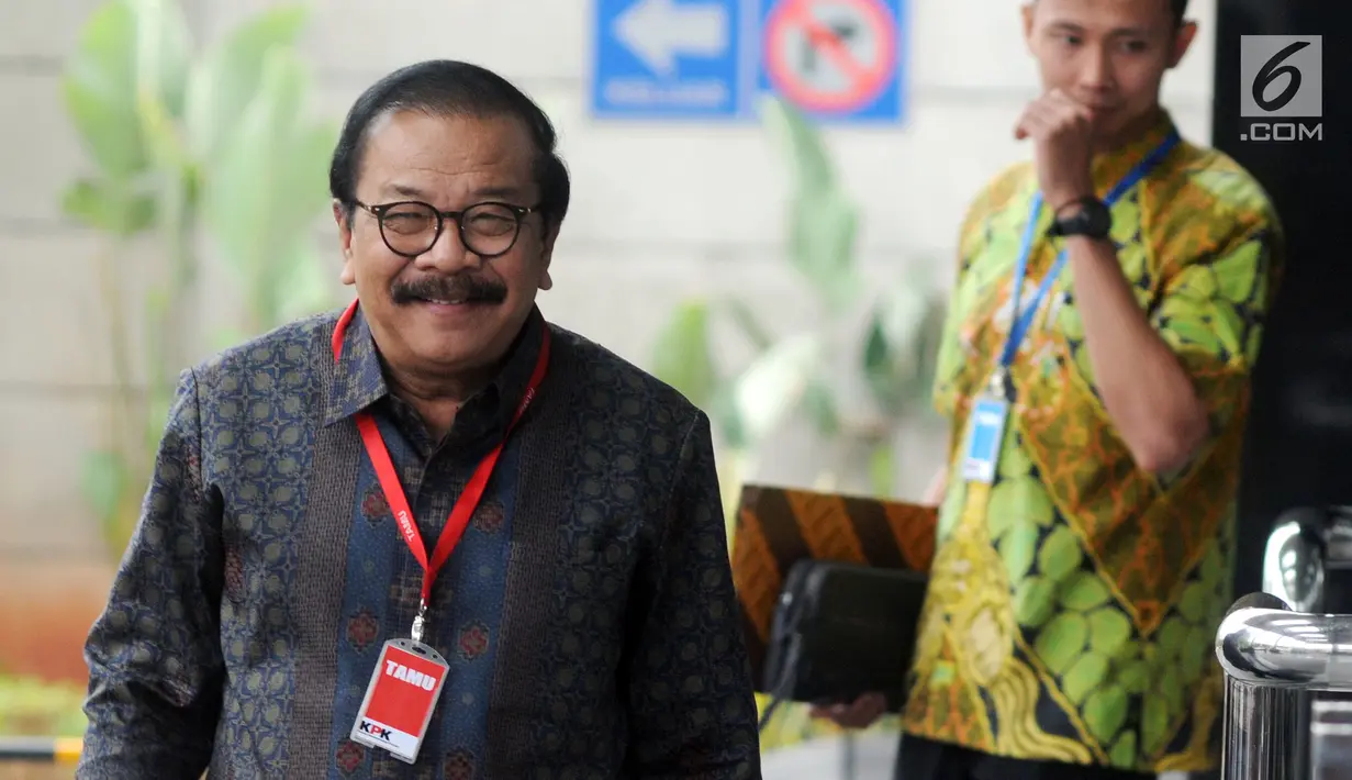 Mantan Gubernur Jawa Timur Soekarwo tiba di Gedung KPK, Jakarta, Rabu (28/8/2019). Soekarwo menjadi saksi untuk tersangka Ketua DPRD Tulungagung Supriyono terkait pembahasan, pengesahan, dan pelaksanaan APBD dan/atau APBD Perubahan Kabupaten Tulungagung TA 2015-2018.  (merdeka.com/Dwi Narwoko)