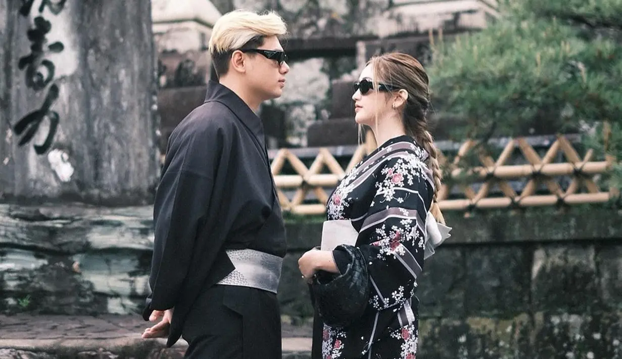 Ranty Maria tak menyia-nyiakan kesempatan menyewa baju kimono untuk kenang-kenangan saat liburan di Jepang. Ranty kemudian membagikan beberapa potretnya dalam balutan kimono hitam bermotif bunga. Di momen itu, bintang serial Heart Series ini melakukan pemotretan bareng sang kekasih, Rayn Wijaya. (Liputan6.com/IG/@rantymaria)