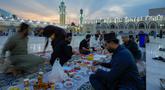 Umat muslim berkumpul untuk buka puasa Ramadhan bersama di Masjid Sheikh Abdul Qader Gilani, Baghdad, Irak, Kamis (23/3/2023). (AP Photo/Hadi Mizban)