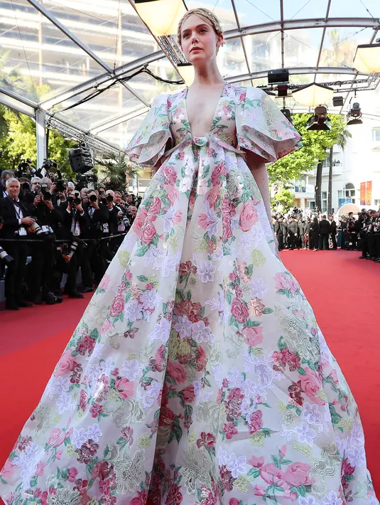 Aktris AS dan anggota juri Festival Film Cannes Elle Fanning berpose di karpet merah ketika ia tiba untuk pemutaran film "Les Miserables" di Festival Film Cannes edisi ke-72 di Cannes, Prancis Selatan (15/5/2019). (AFP Photo/Valery Hache)