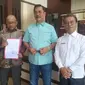 PDIP Kepri melaporkan stafsus gubernur Kepri Safaruddin Aluan atas dugaan penyebaran berita bohong alias hoaks soal korupsi PDIP. (Liputan6.com/ Ajang Nurdin)
