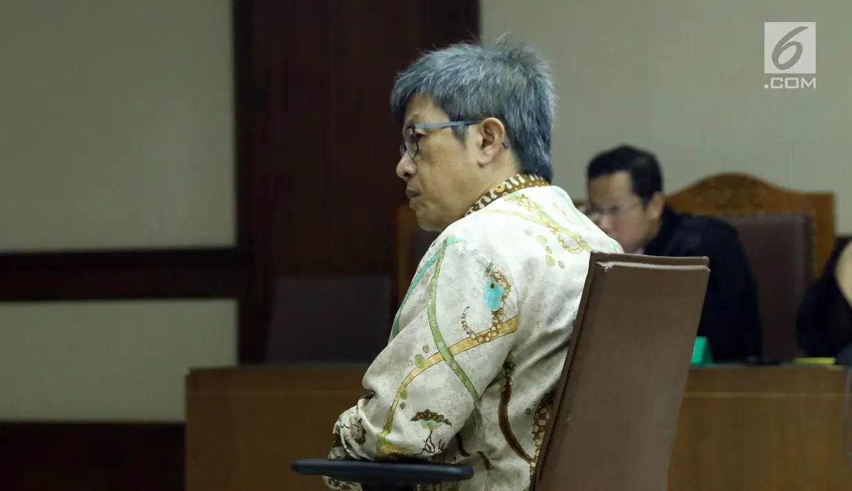 Terdakwa kasus dugaan korupsi pengadaan E-KTP, Anang Sugiana Sudihardjo saat menjalani sidang tuntutan di Pengadlian Tipikor, Jakarta, Kamis (28/6). Anang dituntut hukuman tujuh tahun penjara dan denda satu milyar rupiah. (Liputan6.com/Helmi Fithriansyah)
