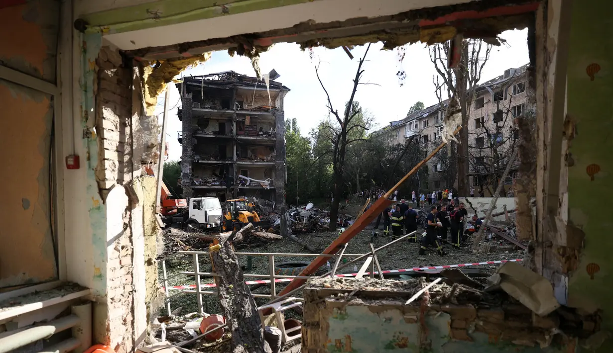 Sebuah foto diambil untuk menunjukkan kerusakan pada bangunan apartemen dari dalam ruang taman kanak-kanak yang hancur akibat serangan rudal di Kyiv, pada 8 Juli 2024. (Anatolii STEPANOV/AFP)