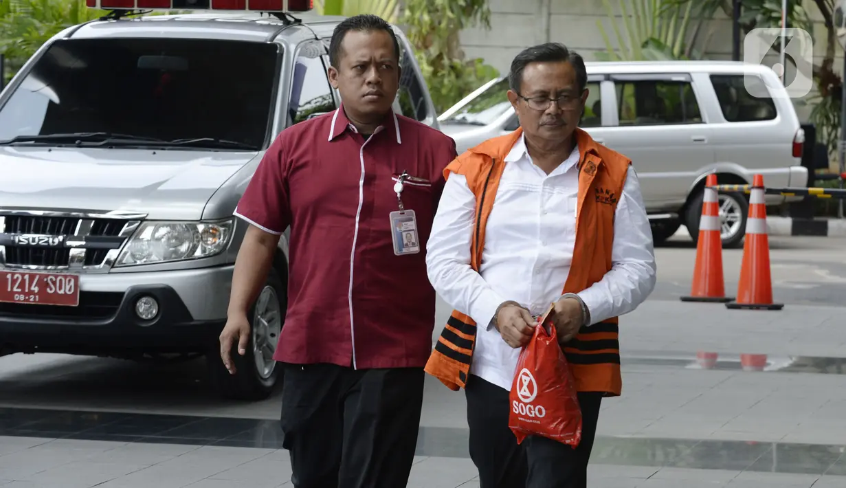 Bupati Indramayu nonaktif, Supendi berjalan masuk akan menjalani pemeriksaan oleh penyidik di Gedung KPK, Jakarta, Kamis (16/1/2020). Supendi diperiksa sebagai tersangka terkait dugaan menerima suap terkait pengaturan proyek dilingkungan Pemerintah Kabupaten Indramayu tahun 2019. (merdeka.com/Dwi Na