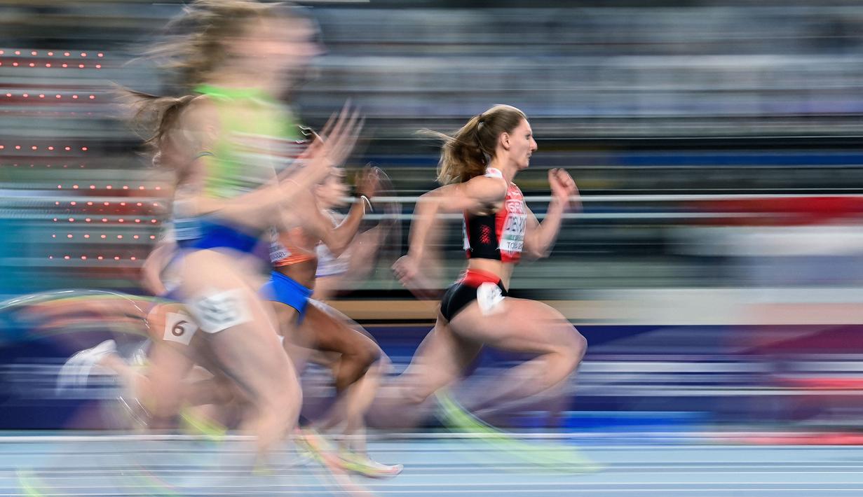 Ajla Del Ponte (kanan) dari Swiss memenangkan semifinal 60m putri di Kejuaraan Atletik Indoor Eropa 2021 di Torun. (Foto: AFP/Andrej Isakovic)