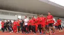 Para atlet atletik berlari bersama saat membuka latihan perdana di Stadion Madya Senayan, Jakarta, Selasa (13/3/2018). Pelatnas Asian Games 2018 PB PASI kembali dipusatkan di Stadion Madya Senayan. (Bola.com/Asprilla Dwi Adha)