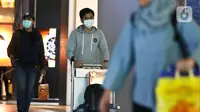 Calon penumpang pesawat menggunakan masker pelindung saat berada di Pintu Kedatangan Terminal 3 Ultimate Bandara Soekarno Hatta, Tangerang, Jumat (31/1/2020). Hal itu dilakukan sebagai antisipasi penularan dan penyebaran virus corona (2019-nCov). (Liputan6.com/Johan Tallo)
