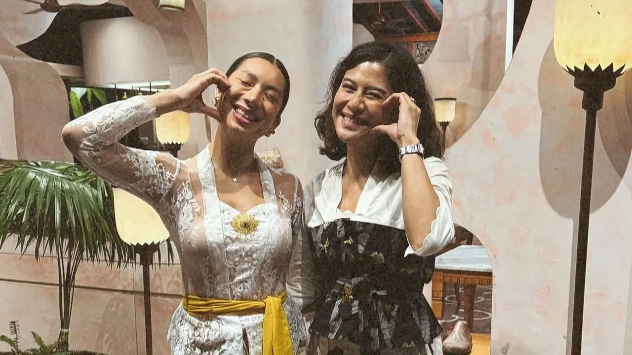 Jennifer Bachdim dan Dian Sastro memakai kebaya. (Instagram/@jenniferbachdim)