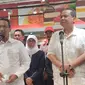 Pj Gubernur DKI Jakarta Heru Budi Hartono bersama Bos CT Corp Chairul Tanjung meninjau pasokan daging jelang Ramadhan 2023 di Transmart Kota Kasablanka, Jakarta Selatan. (Liputan6.com/Winda Nelfira)