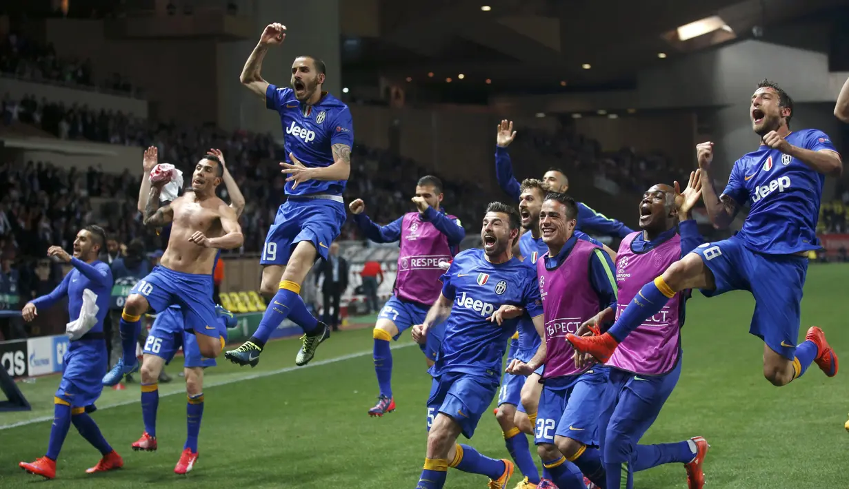 Penggawa Juventus bersorak menyambut tiket semifinal Liga Champions (REUTERS/Jean-Paul Pelissier)