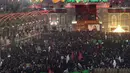 Ribuan jamaah Syiah berkumpul dekat tempat suci Imam Abbas dan Imam Hussein dalam memperingati hari Asyura di Baghdad, Irak, (10/10). Mereka memperingati kematian Imam Hussein, cucu Nabi Muhammad yang terbunuh di Karbala. (AP Photo/Hadi Mizban)