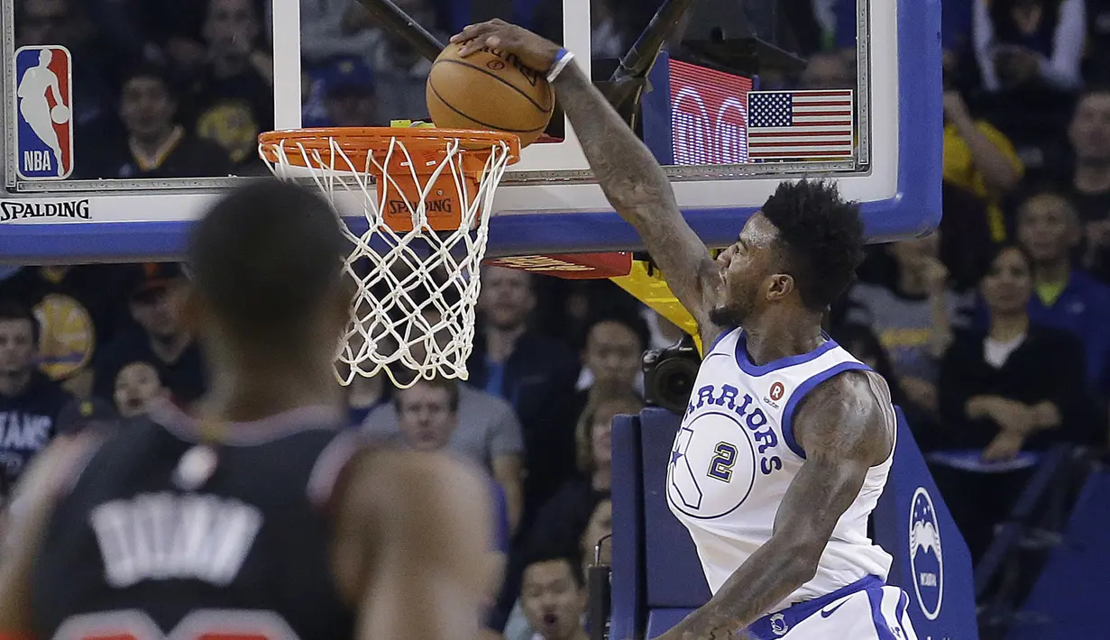 Aksi pemain Warriors, Jordan Bell (kanan) melakukan dunk saat melawan Chicago Bulls pada laga NBA basketball game di Oracle Arena, Oakland, (24/11/2017). Warriors menang 143-94. (AP/Jeff Chiu)