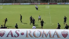 Pemain AS Roma melakukan sesi latihan di Trigoria, Roma, Italia (15/9/2015). AS Roma akan menantang Barcelona di leg pertama penyisihan Grup E Liga Champions. (AFP PHOTO/ANDREAS Solaro)