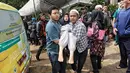 Salah satu kerabat pingsan sambut kedatangan jenazah kecelakaan Tanjakan Emen Kabupaten Subang di RSUD Tangsel, Ciputat, Minggu (11/2). Dalam kecelakaan tersebut 27 orang tewas. (Liputan6.com/Fery Pradolo)