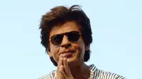 Aktor Bollywood, Shahrukh Khan memberi salam kepada para fans yang berkumpul dari balkon rumahnya di Mumbai, Kamis (2/11). Bagi warga India, datang ke kediaman SRK pada ulang tahunnya sudah menjadi tradisi penggemar. (Sujit Jaiswal/AFP Photo)