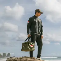 Menjelang perhelatan SEA Games Thailand 2025, Indonesia kembali menunjukkan bagaimana identitas budaya dapat menjadi kekuatan dalam dunia olahraga. Melalui kerja sama antara Didit Hediprasetyo Foundation dan Sarinah, koleksi jersey terbaru Tim Indonesia resmi diperkenalkan sebagai simbol perpaduan tradisi, kreativitas, dan kebanggaan nasional. (foto/dok: sea games)